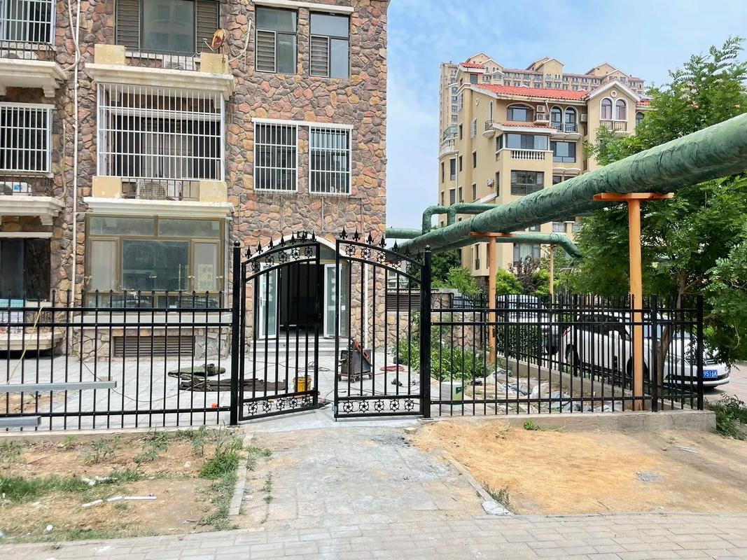 御景豪庭一楼小院 锌钢护栏与铁艺门施工现场窥探